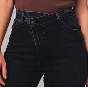 Abercrombie & Fitch Curve Love Ultra High Rise 90s Slim Straight Jean
